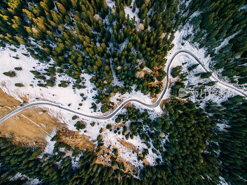 鸟瞰图雪域森林与道路。无人机从上面拍下的