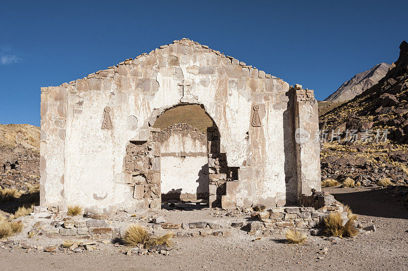 位于玻利维亚高原圣安东尼奥火山脚下的圣安东尼奥德利佩兹鬼村的废弃和腐朽的教堂