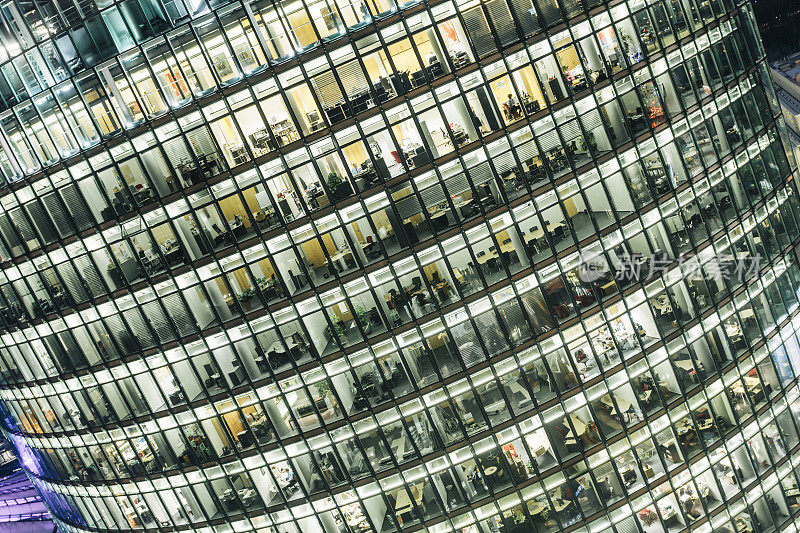 德国柏林夜晚的现代办公大楼