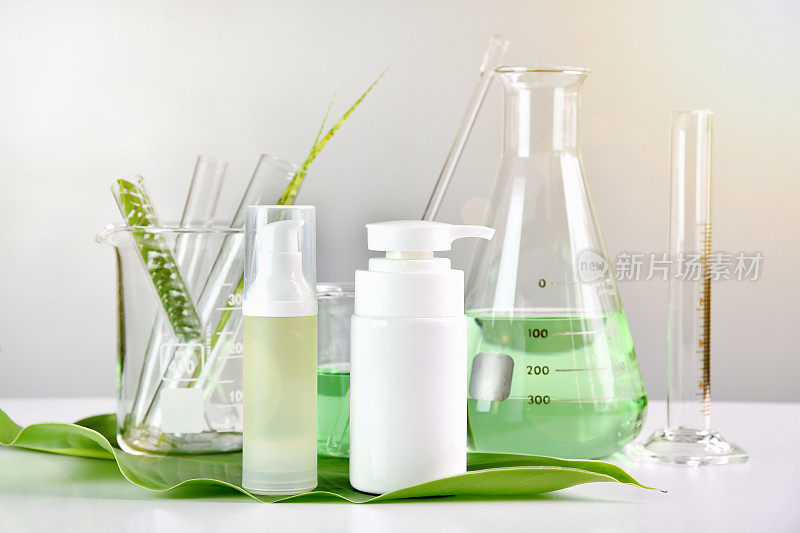 天然皮肤护理，绿色草本有机美容产品发现在科学实验室，空白化妆品包装品牌模型。(选择性聚焦)