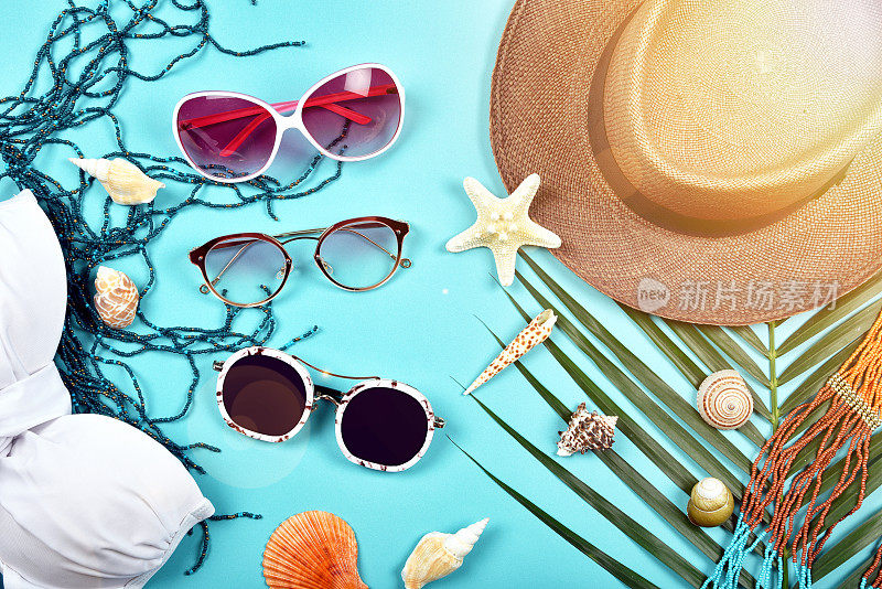 太阳镜，夏季和防晒概念，夏季旅行必需品准备，旅游配件，比基尼和帽子。
