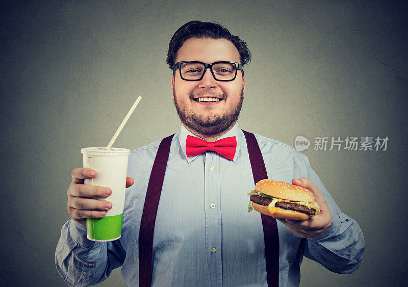 肥胖男子与快餐合影