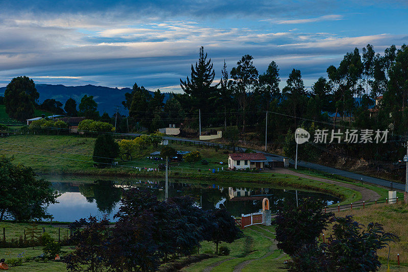 哥伦比亚-日出前的清晨在安第斯山脉-风景如画的安第斯山脉风景