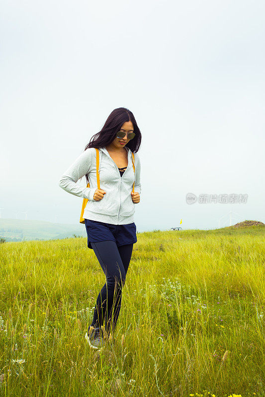 年轻女子站在大草原上
