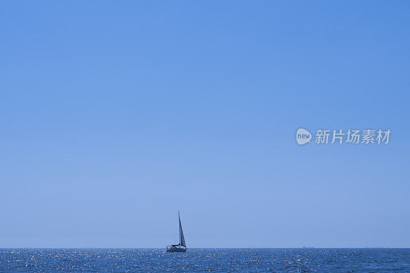 土耳其伊斯坦布尔马尔马拉海王子岛Heybeliada海岸的帆船纤维游艇