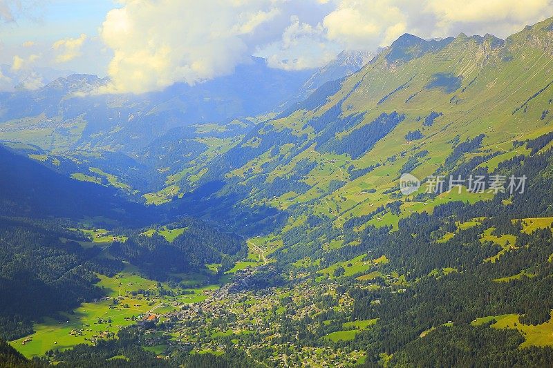 以上田园诗格施塔德和萨宁山谷和草地，戏剧性的瑞士Diablerets雪山，田园诗般的乡村，伯尔尼坎顿，瑞士阿尔卑斯山，瑞士