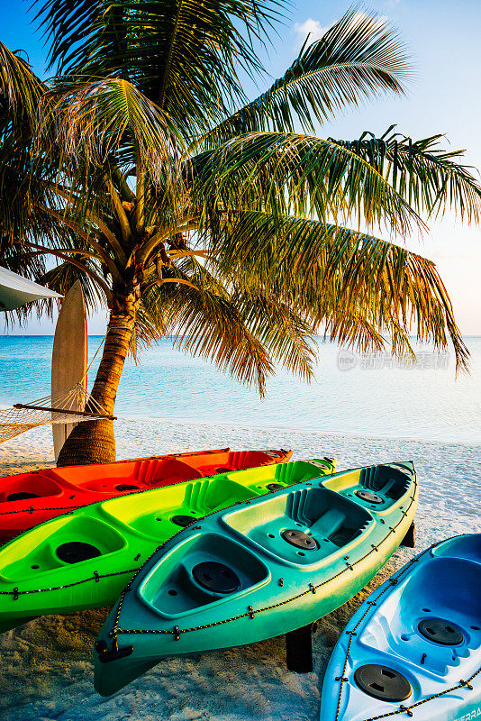 马尔代夫，南阿里环礁，迪夫西度假岛的独木舟