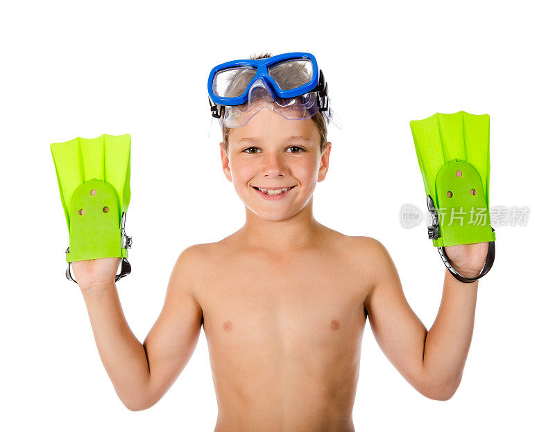 有趣的男孩戴着潜水面罩和脚蹼在手上