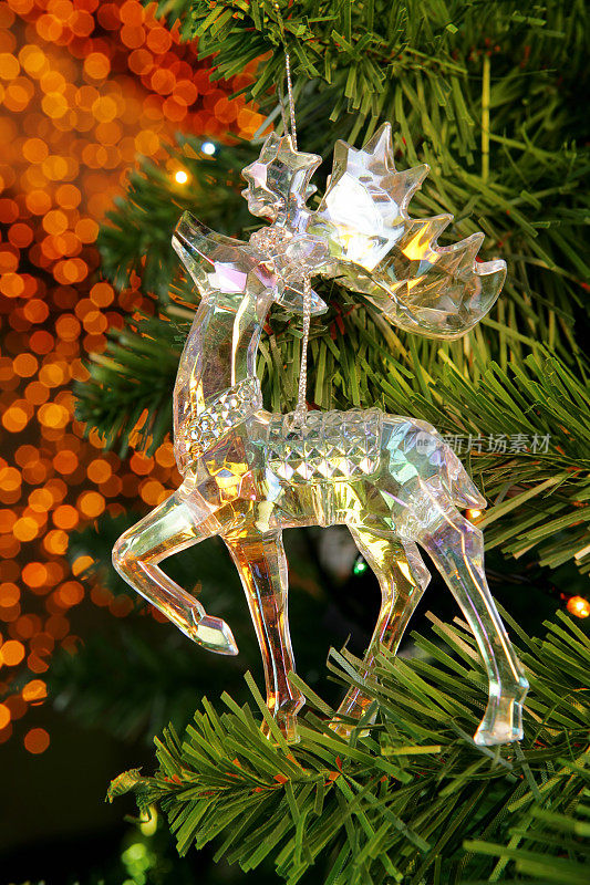 圣诞树装饰(玻璃鹿)与模糊的灯光