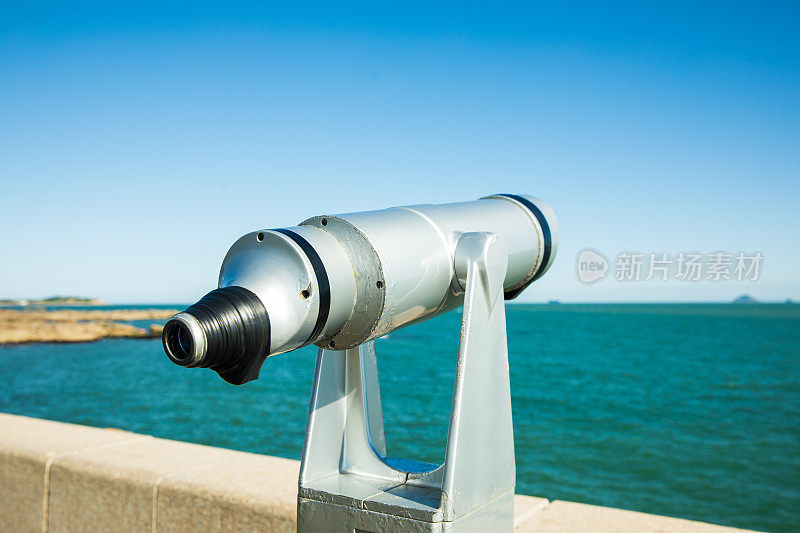 望远镜可以俯瞰大海