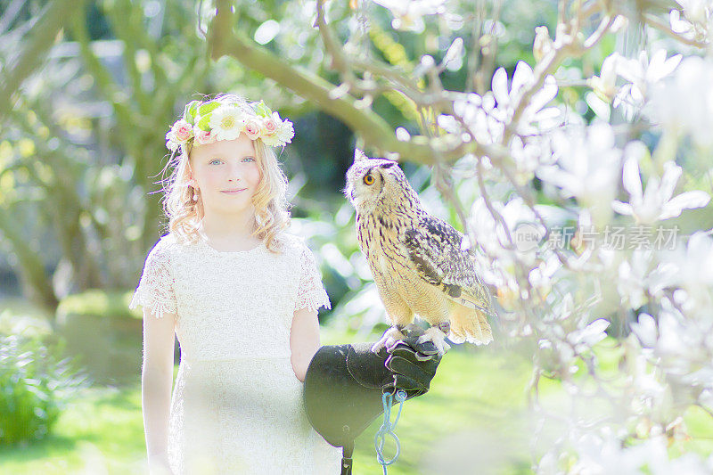 金发碧眼的花童戴着鲜花花环，还有一只猫头鹰