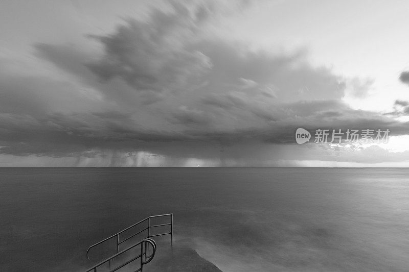克罗地亚伊斯特里亚的暴风雨和多雨的海景。黑色和白色。