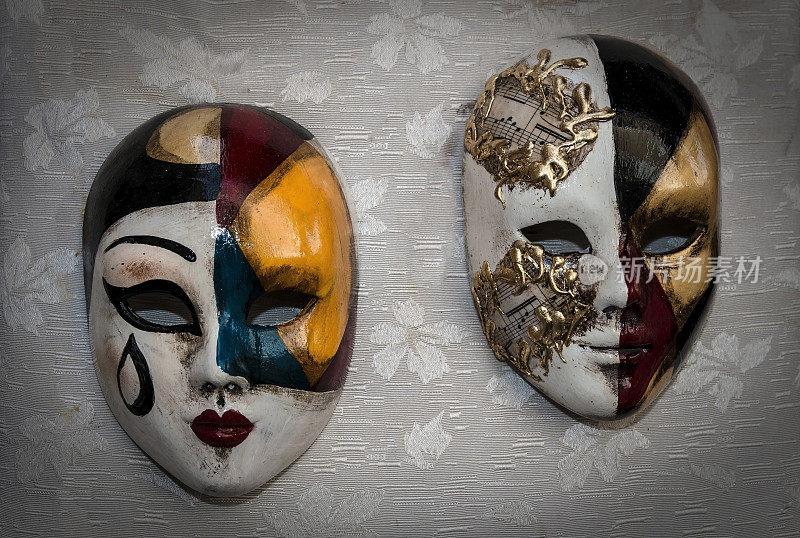 五彩缤纷的威尼斯狂欢节面具。意大利威尼斯的狂欢节装饰