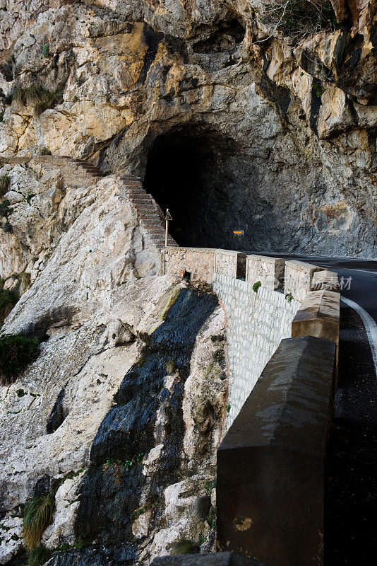 穿过马略卡岛富马特山的隧道