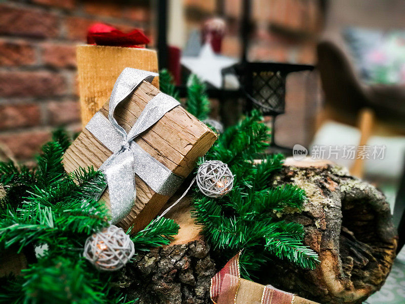 木制的圣诞礼物陈列和圣诞树