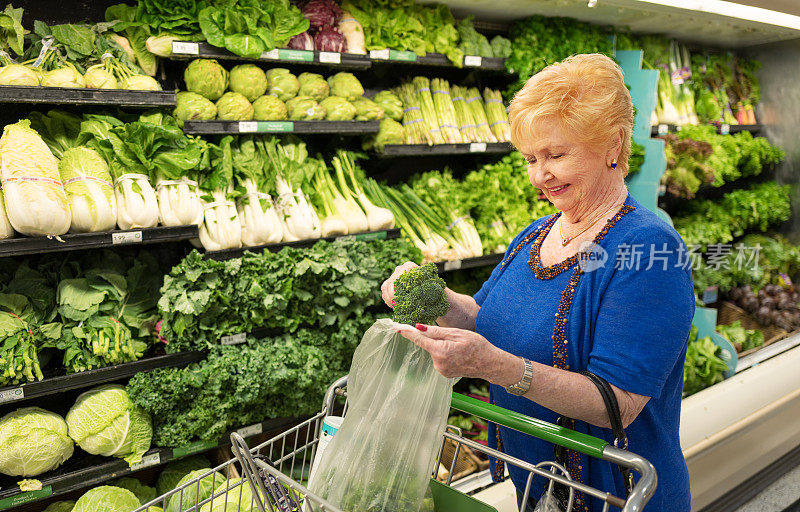 老年妇女购物