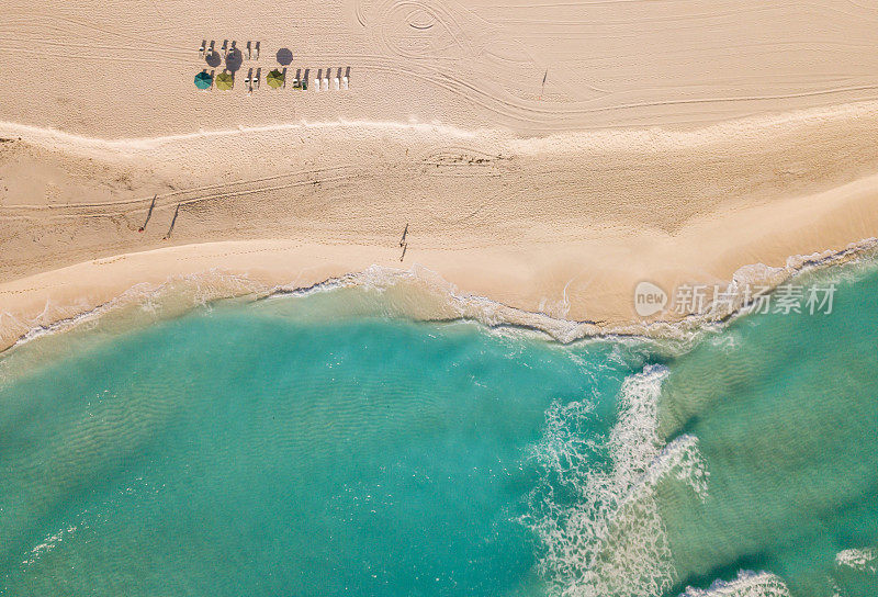 俯瞰美丽的海滩和加勒比海。无人机拍摄的绿松石海水在海滩-空间的文本。坎昆海滩鸟瞰图。