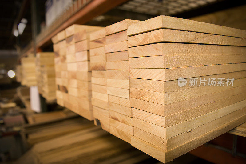 木工店里架子上的一堆木头