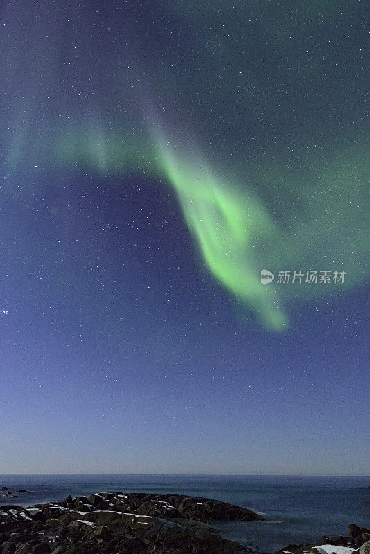 北极光挪威北部夜空中的北极光