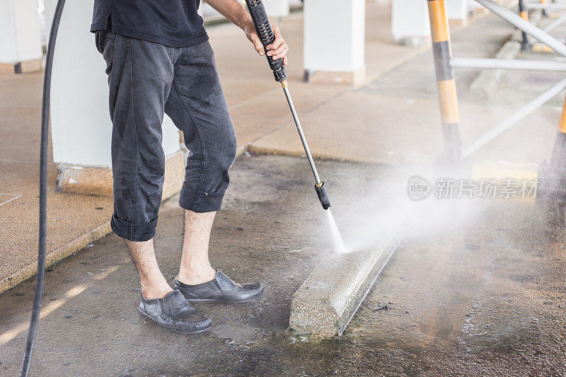 用高压水射流清洗室外地板