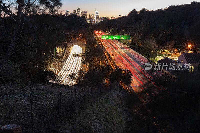 洛杉矶的天际线与高速公路交通和标志长期暴露