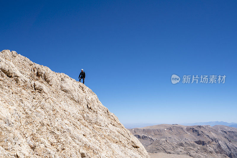 登山者正走向一座山的顶峰