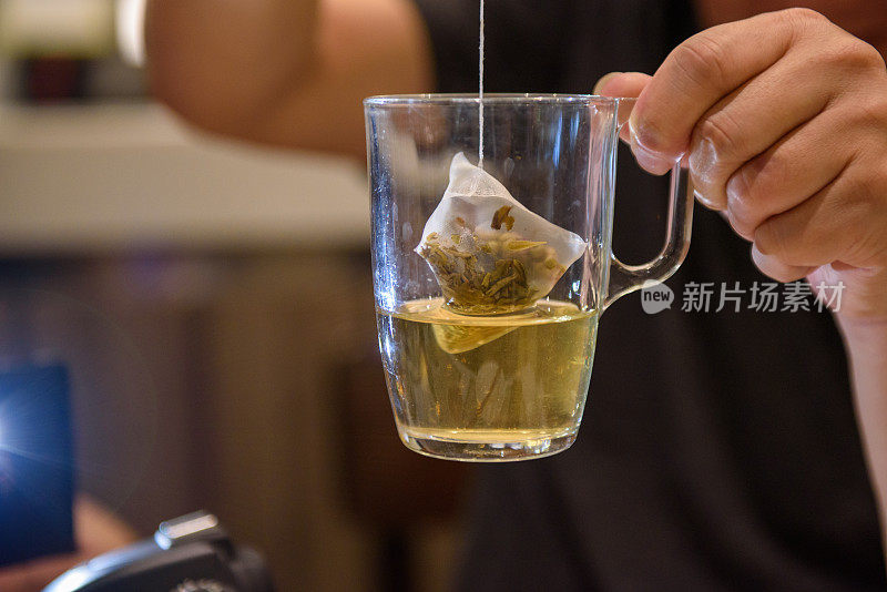 男人用茶包准备一杯茶