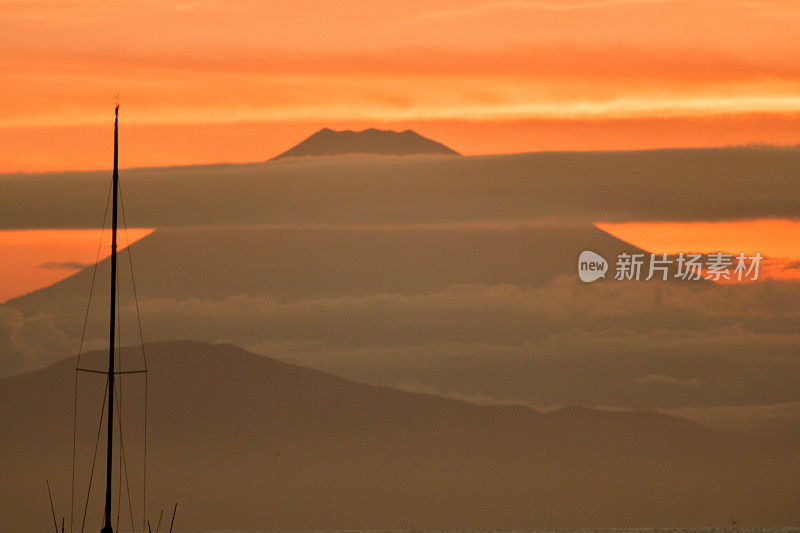 日落后的富士山:三浦半岛Moroiso湾游艇港的景色