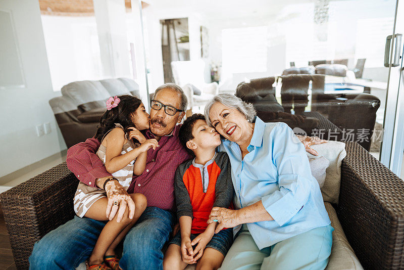 拉丁美洲多代同堂家庭中的老人和子女。