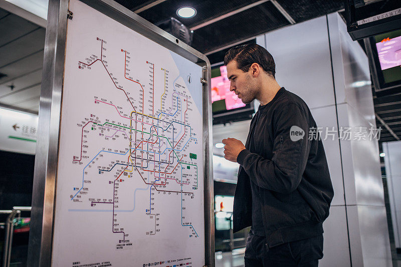 帅哥在看地铁地图
