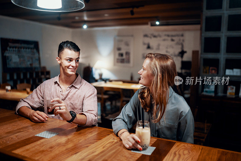 一对千禧年老夫妇白天坐在酒吧聊天