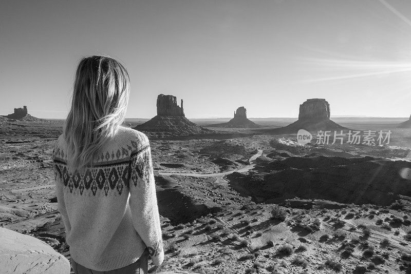 黑白照片-女孩在美国纪念碑谷的岩石上欣赏日出