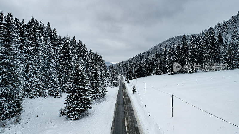 穿越冬季景观的乡村道路