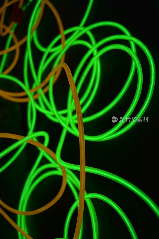 明亮明亮的黄色和绿色，石灰霓虹灯线在不同的格式和布局。一根电致发光线，一根霓虹灯导光管，一根冰管被折叠成不同的结构和形状。