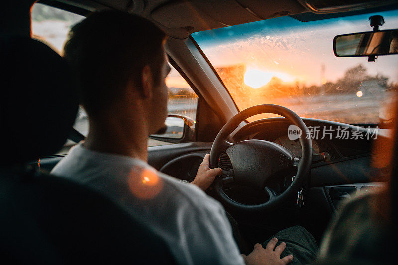 夕阳中的高速公路