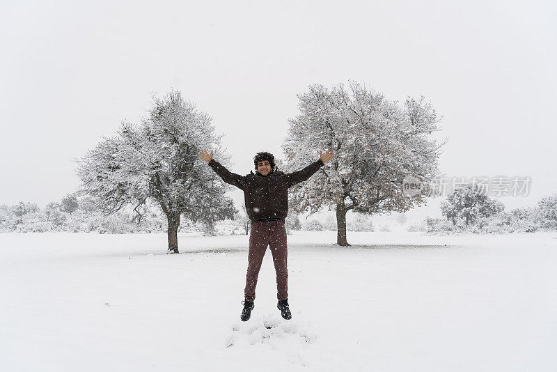 十几岁的男孩在雪地上跳