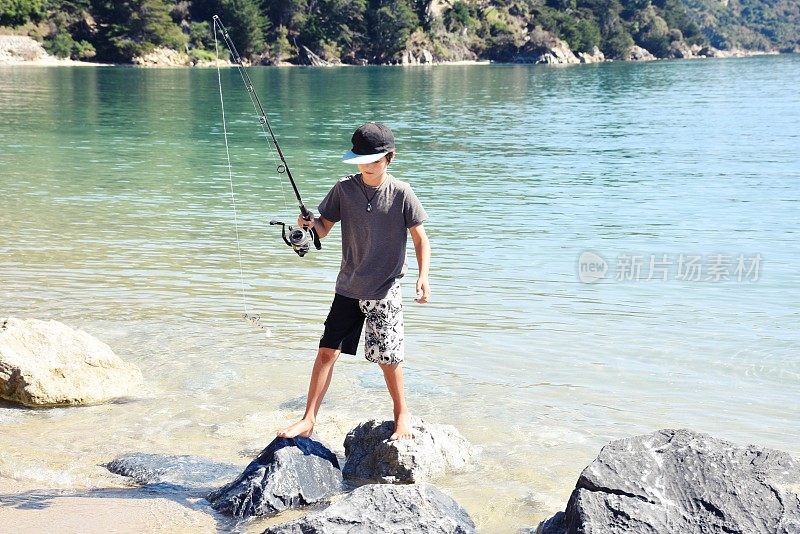 在海边钓鱼的小男孩