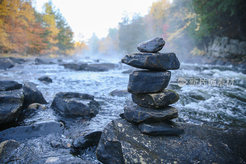 河与Inukshuk