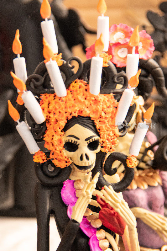 在墨西哥米却肯州帕兹卡瓦罗举行的亡灵节上，飓风娃娃