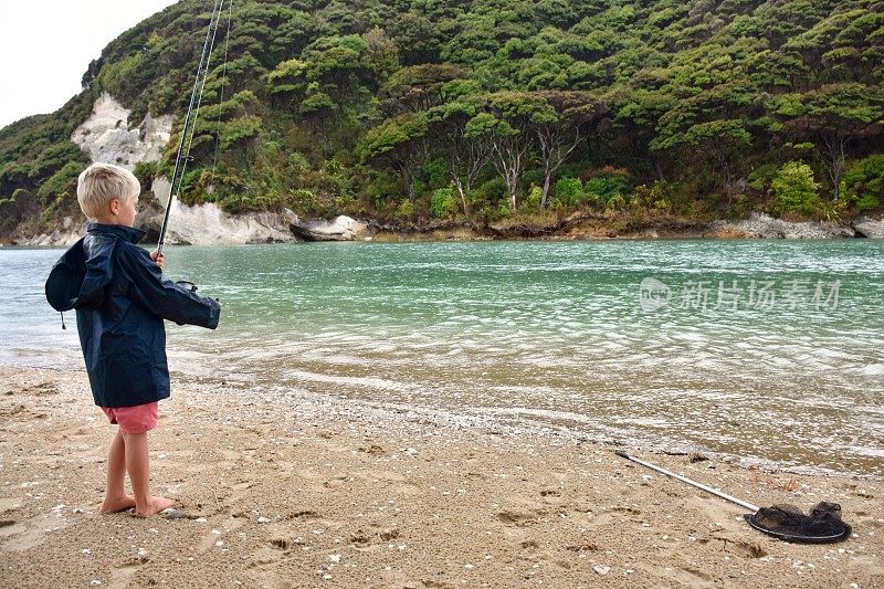 在海边钓鱼的小男孩