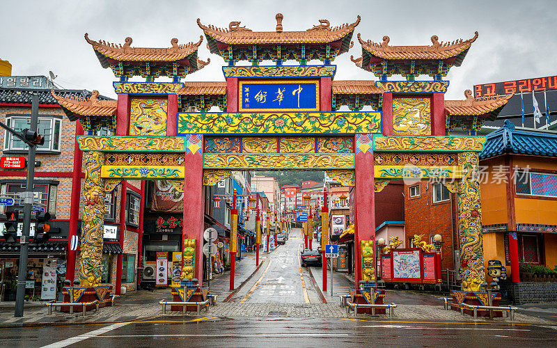 在韩国仁川，白天有中国传统大门的仁川唐人街入口