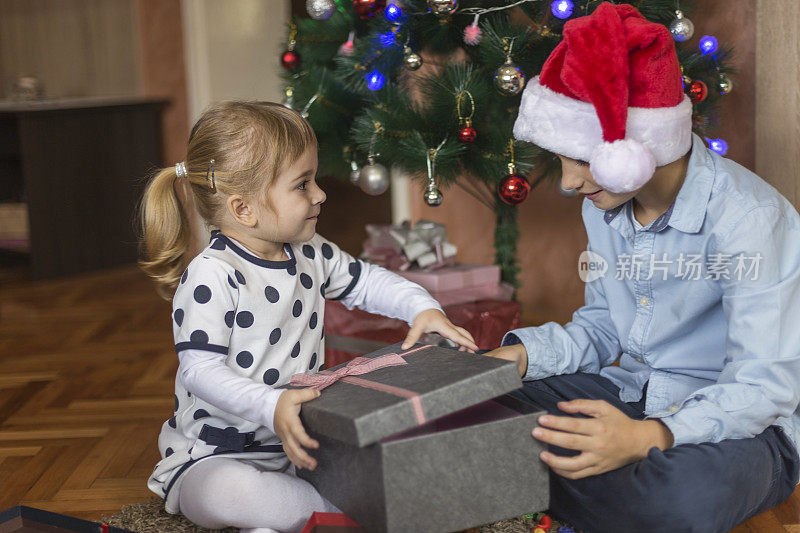 快乐的孩子们打开大圣诞礼物