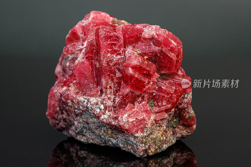 宏观矿物红锰矿石在黑色背景上