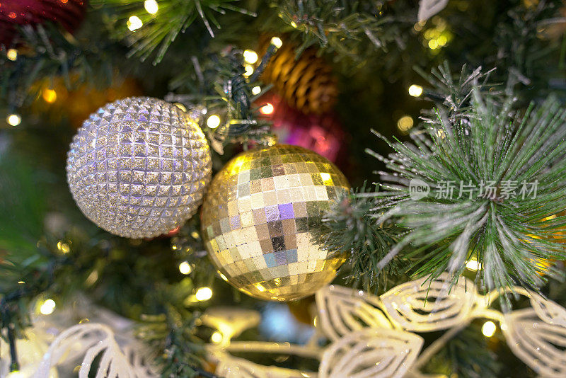 圣诞树上的圣诞装饰，用彩灯、小装饰品和挂饰