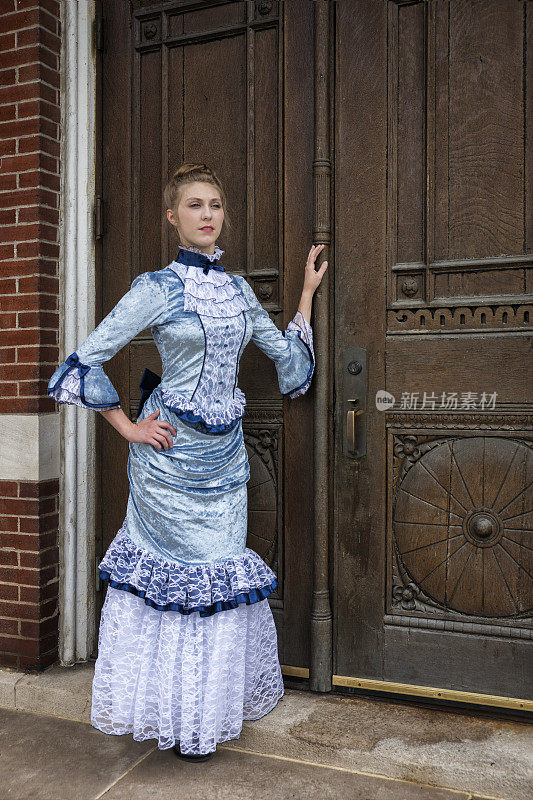 穿着十九世纪服装的年轻女子