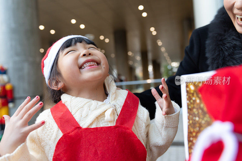 小孩子高兴地用化妆