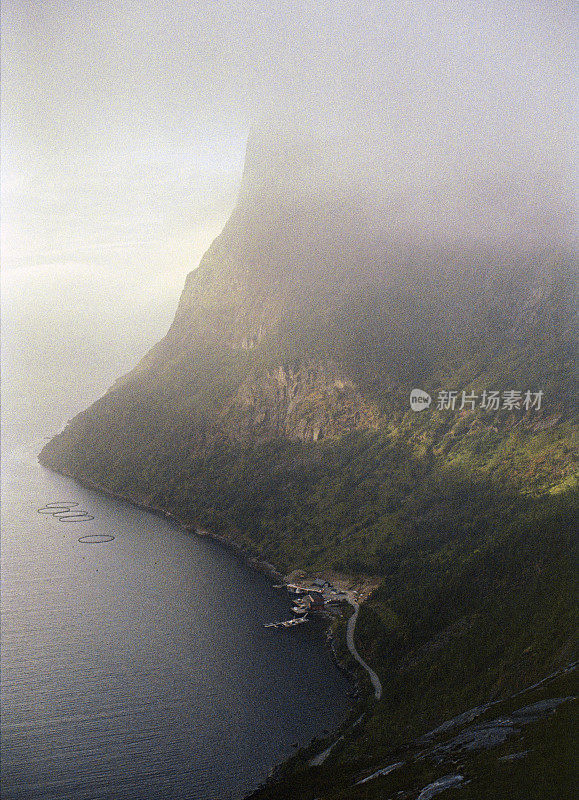 山中雾中的Senja岛风景