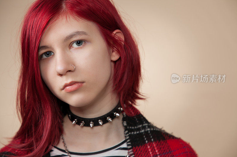 一个迷人的18岁红头发女人的工作室肖像