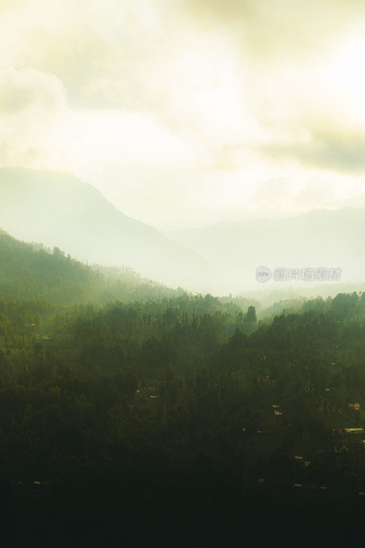 印尼爪哇岛美丽山村的日出风景