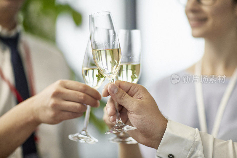 商务人士在派对上用香槟祝酒